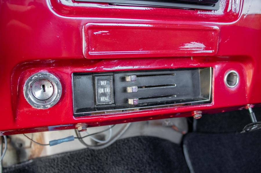 Детали интерьера Chevrolet C10 Custom 1967 года  (фото 90 из 145)
